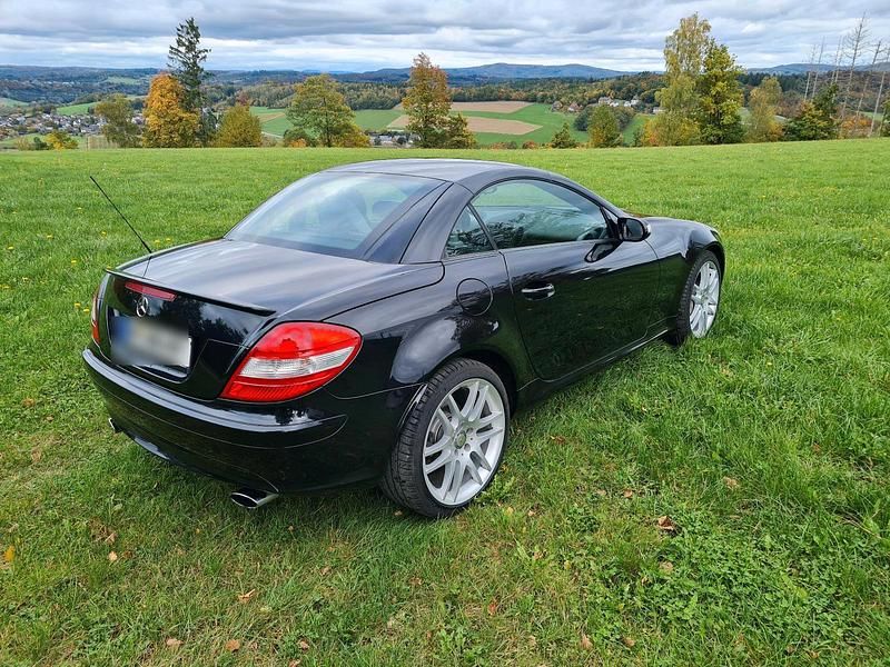 Schwarz Gebraucht 2007 Mercedes SLK200 Cabrio | 10.900 € (Fairer Preis) - Bild 1/4