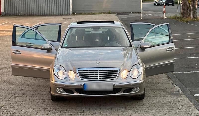 Gebraucht Mercedes E220 177 PS (130 kW) 2003 Gold Kleinwagen
