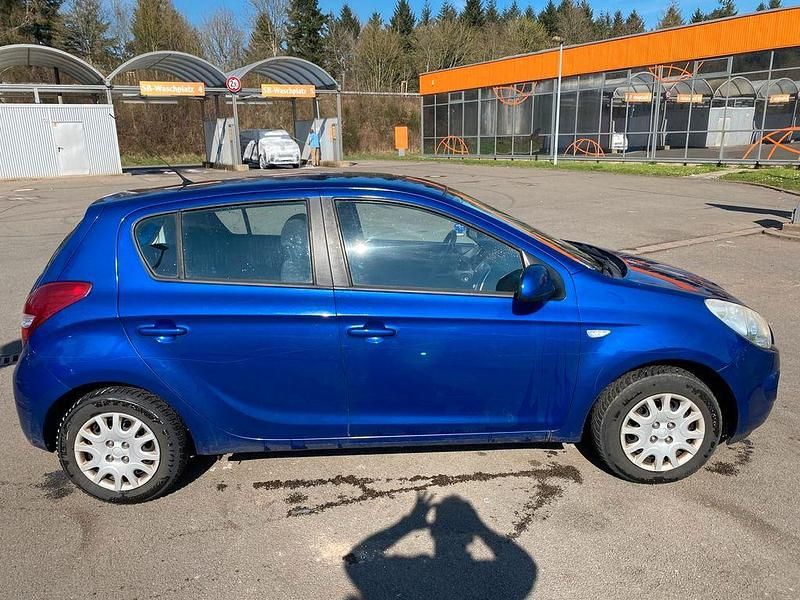 Gebraucht Hyundai i20 Edition+ 77 PS (56 kW) 2011 Blau Kleinwagen
