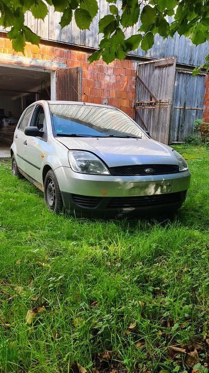 Grau Gebraucht 2002 Ford Fiesta Limousine | 1.500 € (Etwas zu teuer) - Bild 1/4