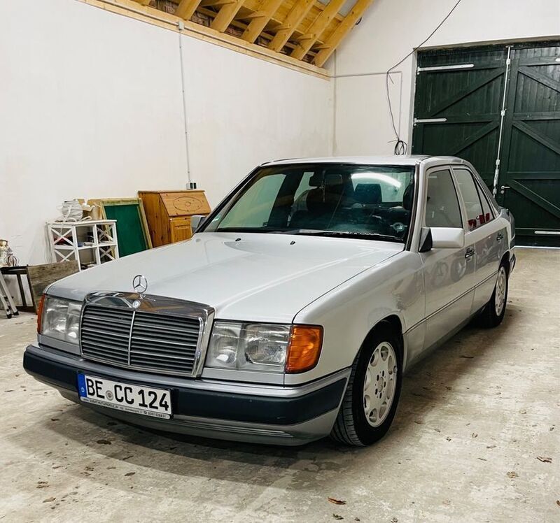 Silber Gebraucht 1990 Mercedes E420 Limousine | 16.500 € - Bild 1/4