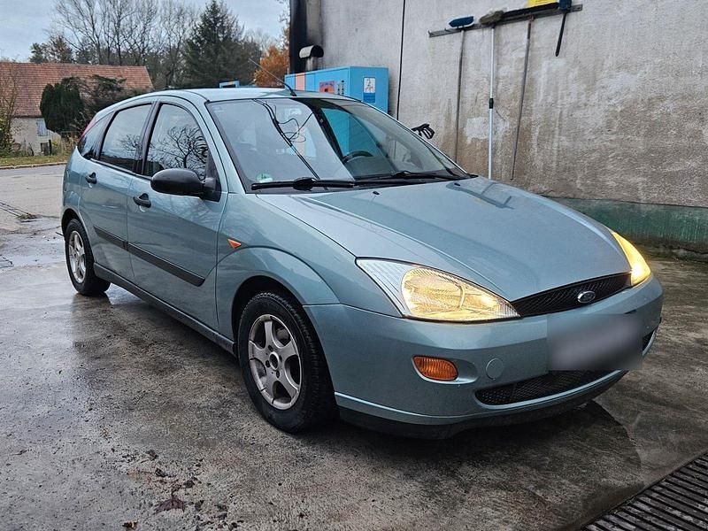 Blau Gebraucht 1999 Ford Focus Ambiente Kleinwagen | 1.290 € (Fairer Preis) - Bild 1/4
