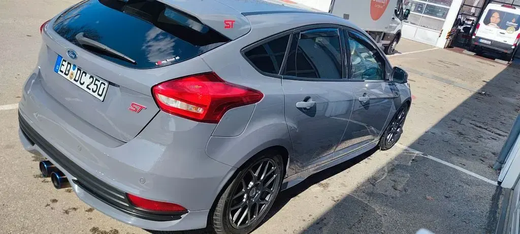 Używany Ford Focus ST 250 KM (183 kW) 2017 Szary Sedan/Limuzyna