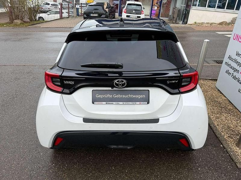 Neu Toyota Yaris Hybrid Plus 131 PS (96 kW) 2025 Platinweiß / schwarz Kleinwagen