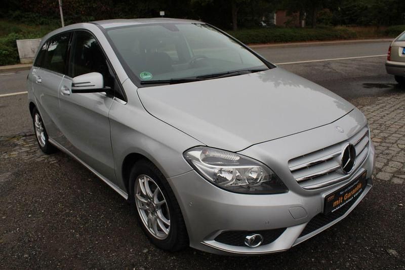 Silber Gebraucht 2012 Mercedes B180 Van / Kleinbus | 11.999 € (Fairer Preis) - Bild 1/4
