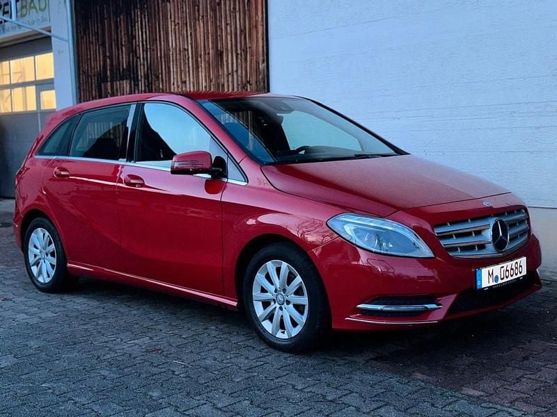 Orange Gebraucht 2013 Mercedes 180 Limousine | 6.990 € - Bild 1/4