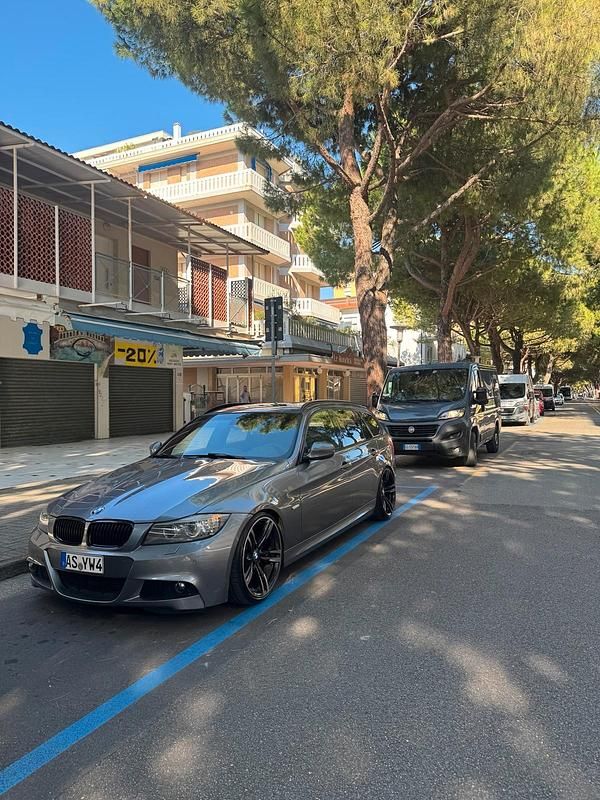 Gebraucht BMW 320 177 PS (130 kW) 2011 Grau Kombi