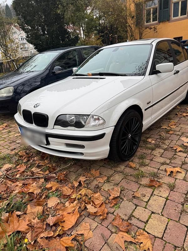 Weiß Gebraucht 2001 BMW 320 Limousine | 2.600 € - Bild 1/4
