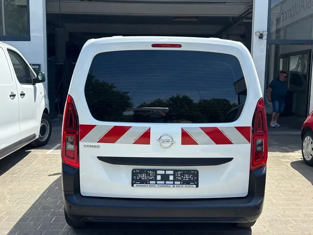 Gebraucht Opel Combo Edition 131 PS (96 kW) 2022 Weiß Van / Kleinbus