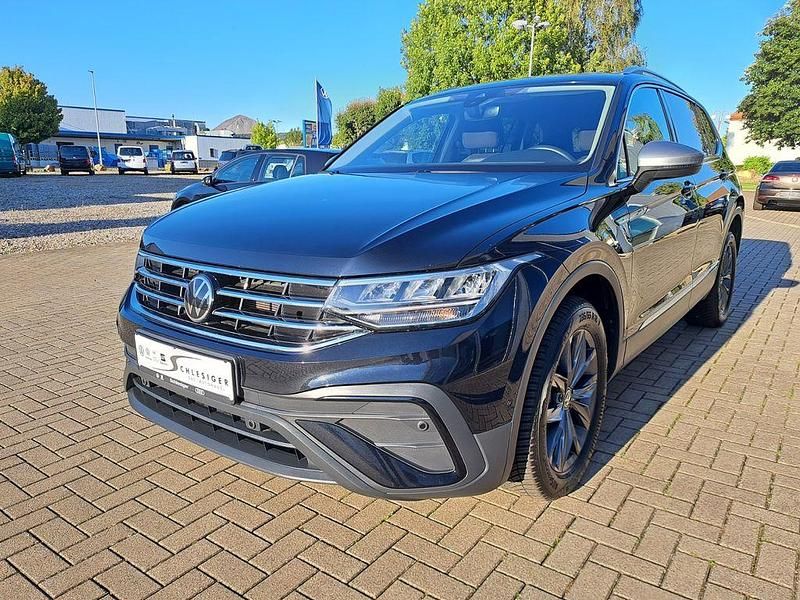 Schwarz Gebraucht 2023 VW Tiguan Allspace Move SUV | 36.990 € (Superpreis) - Bild 1/4