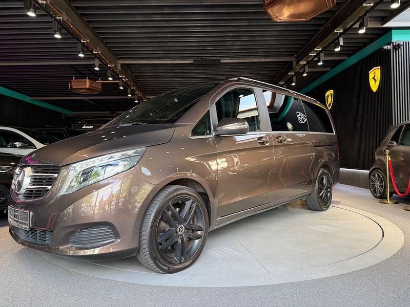 Braun Gebraucht 2016 Mercedes V250 Edition Van / Kleinbus | 32.900 € (Etwas zu teuer) - Bild 1/4
