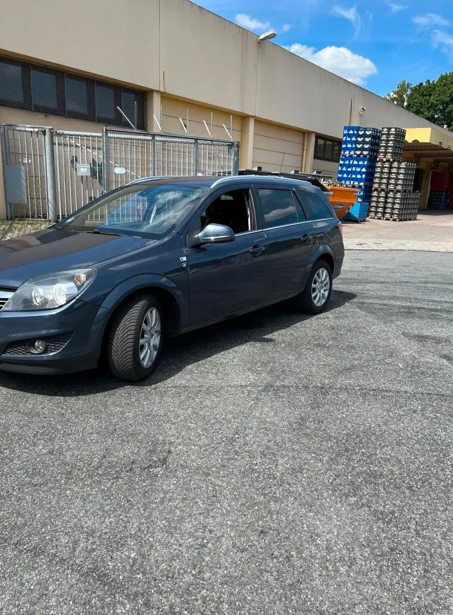 Gebraucht Opel Astra 90 PS (66 kW) 2010 Blau Kombi