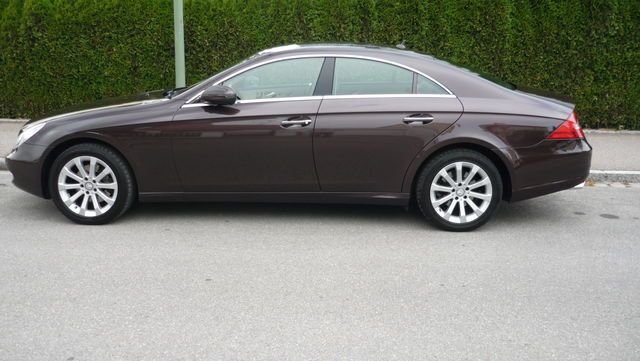 Blau metallic Gebraucht 2008 Mercedes CLS320 Limousine | 25.600 € - Bild 1/4