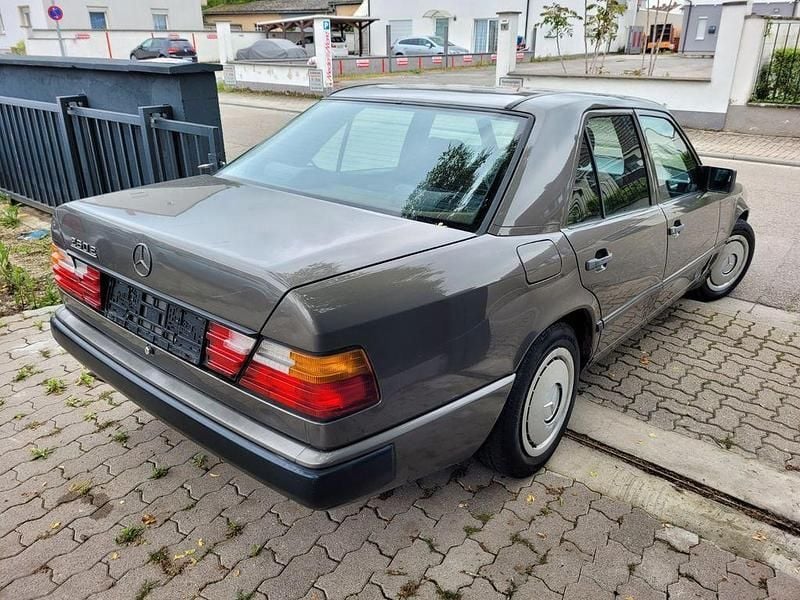 Gebraucht Mercedes E260 160 PS (117 kW) 1987 Grau Limousine