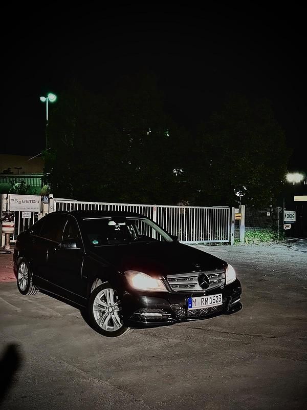 Schwarz Gebraucht 2011 Mercedes C200 Avantgarde Limousine | 10.500 € (Fairer Preis) - Bild 1/4