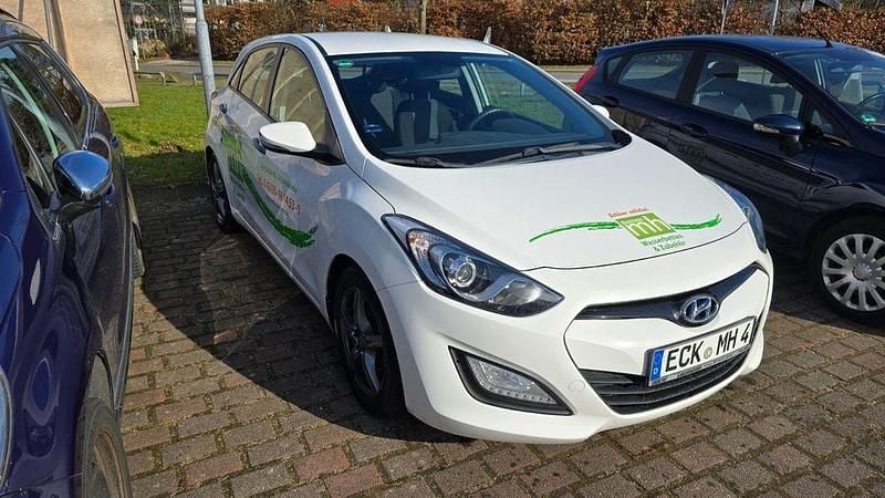 Gebraucht Hyundai i30 Style 99 PS (72 kW) 2013 Weiß Limousine