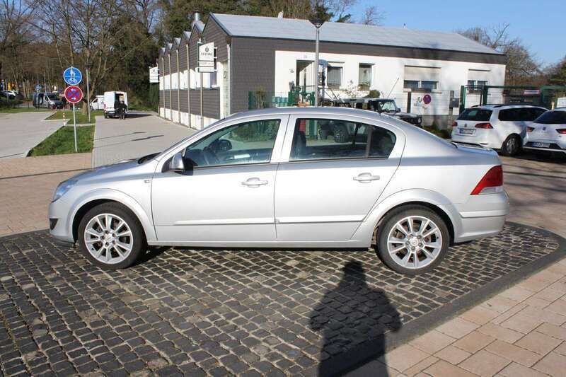 Silber Gebraucht 2010 Opel Astra Edition Limousine | 5.300 € (Fairer Preis) - Bild 1/4