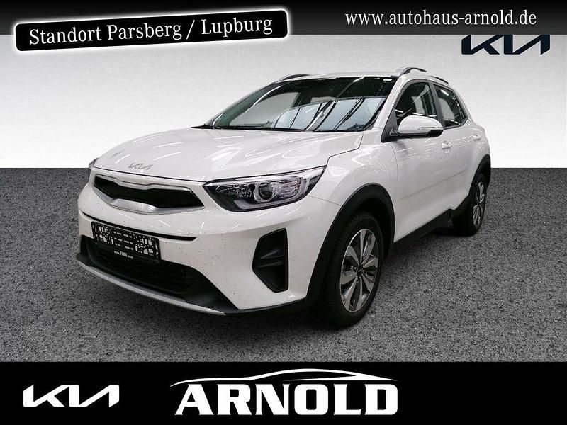 Weiß (schneeweiss) Gebraucht 2024 Kia Stonic Vision SUV | 20.350 € (Guter Preis) - Bild 1/4