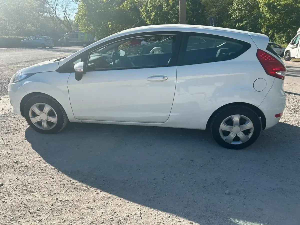Używany Ford Fiesta 60 KM (44 kW) 2011 Biały Hatchback