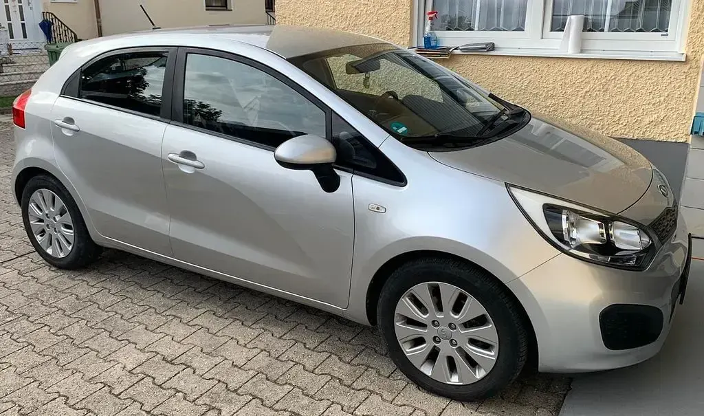 Gebraucht Kia Rio 75 PS (55 kW) 2012 Silber Limousine