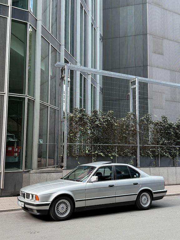 Gebraucht BMW 520 129 PS (94 kW) 1990 Silber Limousine