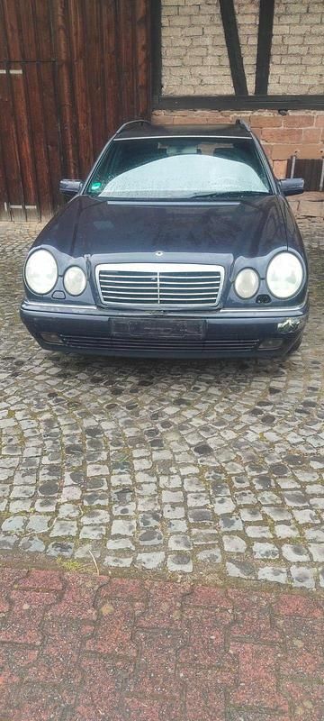 Gebraucht Mercedes E200 136 PS (100 kW) 1997 Blau Kombi