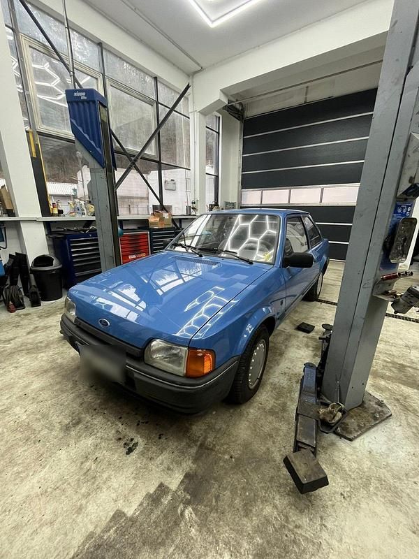 Gebraucht Ford Escort 73 PS (53 kW) 1990 Blau Coupé