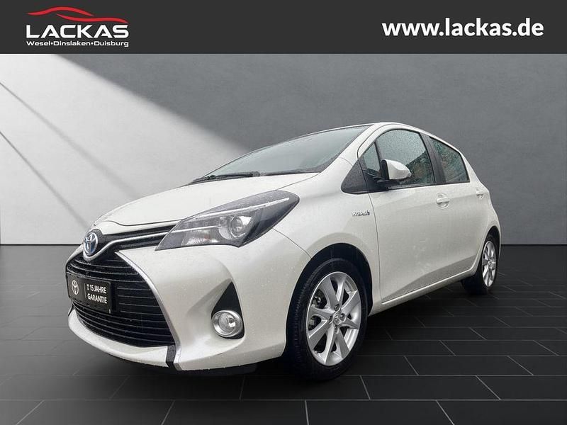 Weiss Gebraucht 2015 Toyota Yaris Hybrid Club Limousine | 13.449 € (Fairer Preis) - Bild 1/4