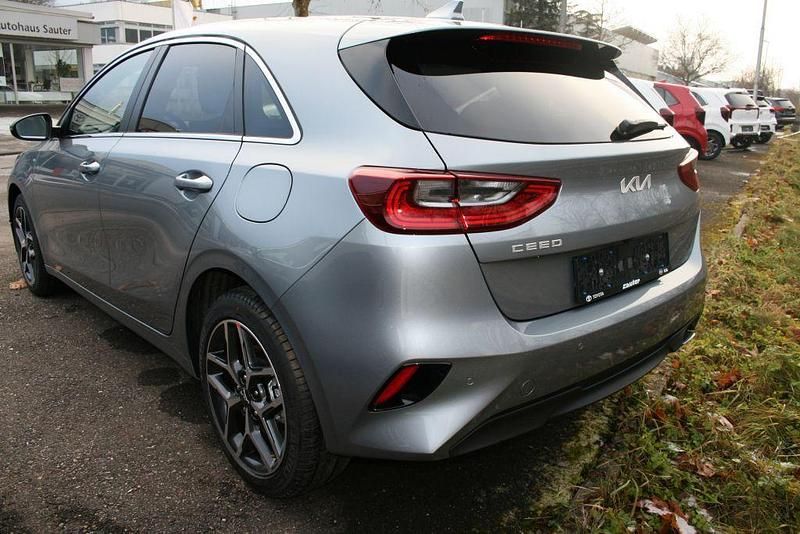 Neu Kia Ceed Style 140 PS (102 kW) 2025 Lunarsilber metallic Kleinwagen