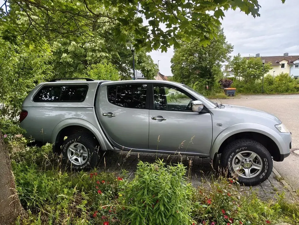 Gebraucht Mitsubishi L200 Intense 178 PS (130 kW) 2011 Silber Pickup
