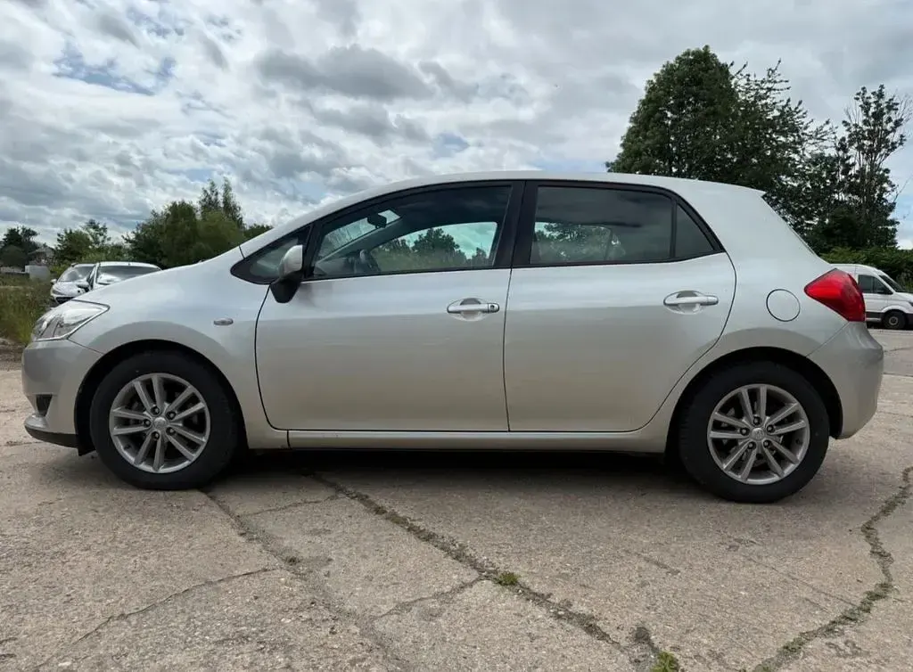 Gebraucht Toyota Auris Life 132 PS (97 kW) 2010 Silber Kleinwagen
