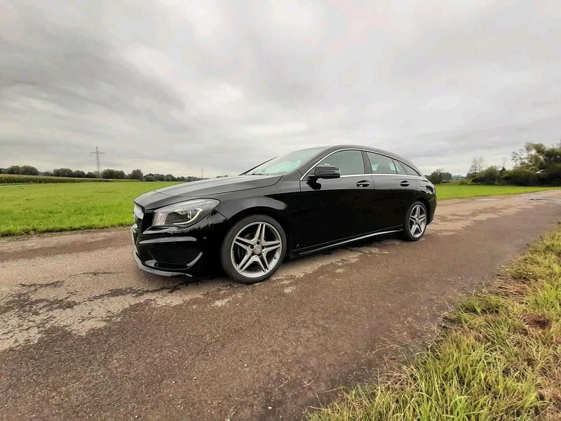 Schwarz Gebraucht 2016 Mercedes 180 AMG line Limousine | 18.200 € - Bild 1/4
