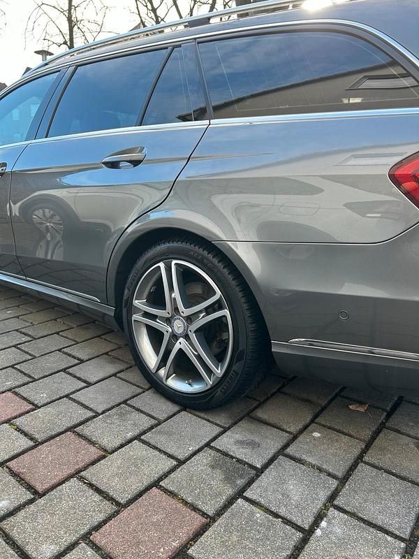 Gebraucht Mercedes E250 204 PS (150 kW) 2015 Grau Kombi