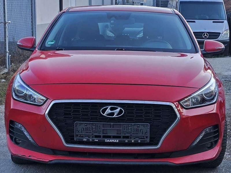 Gebraucht Hyundai i30 Select 116 PS (85 kW) 2019 Engine red / sol Kleinwagen