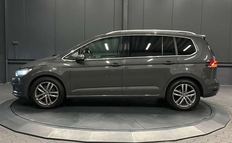 Gebraucht VW Touran Highline 150 PS (110 kW) 2022 Delfingrau metallic Van / Kleinbus