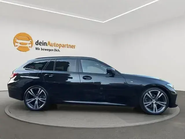 Gebraucht BMW 320 M Sport 190 PS (139 kW) 2024 Black sapphire Kombi