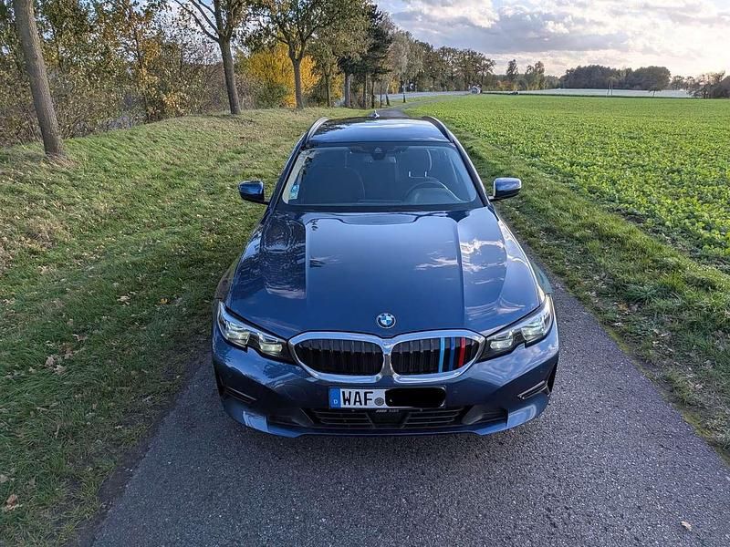 Blau Gebraucht 2021 BMW 318 Advantage Kombi | 19.450 € (Superpreis) - Bild 1/4