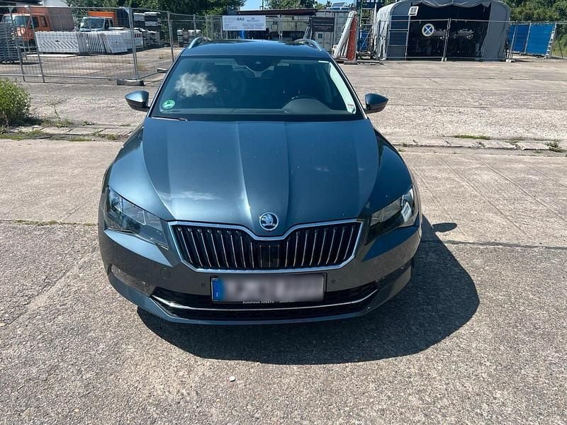 Silber Gebraucht 2018 Skoda Superb Kombi | 14.999 € (Superpreis) - Bild 1/4