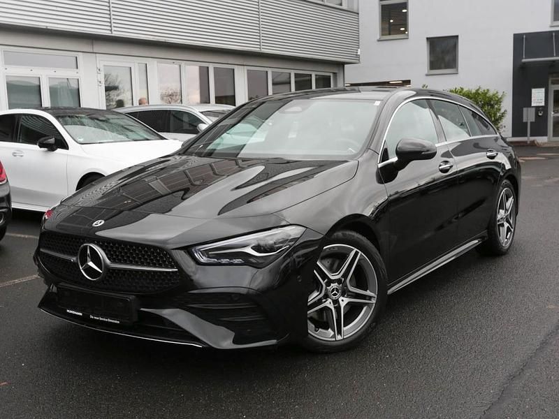 Kosmosschwarz metallic Gebraucht 2025 Mercedes CLA200 AMG Kombi | 31.940 € (Fairer Preis) - Bild 1/4