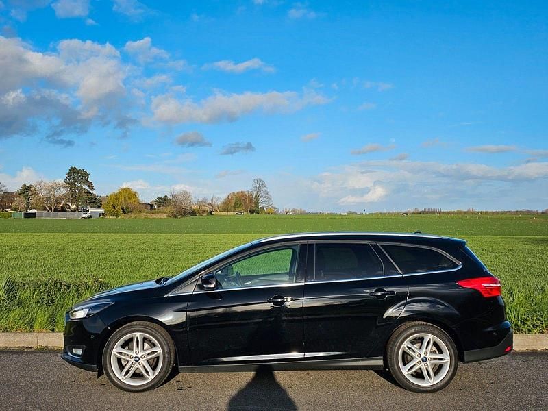 Gebraucht Ford Focus Titanium 125 PS (91 kW) 2017 Schwarz Kombi