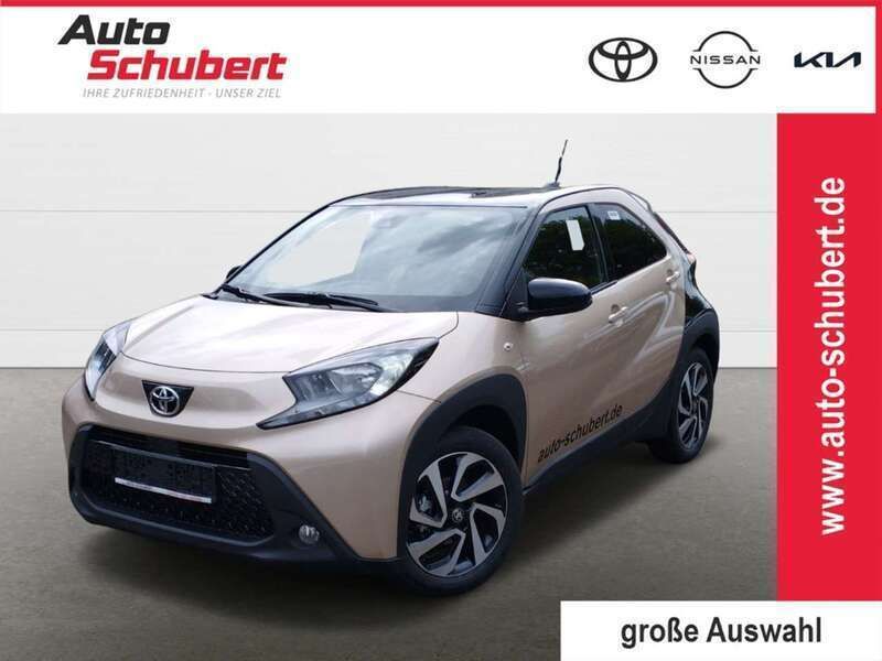Ginger beige metallic, dach my Neu 2025 Toyota Aygo Kleinwagen | 16.980 € - Bild 1/4