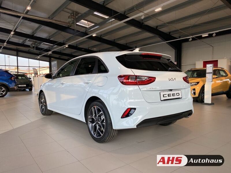 Neu Kia Ceed Style 101 PS (74 kW) 2025 (wd) casa white s Kleinwagen