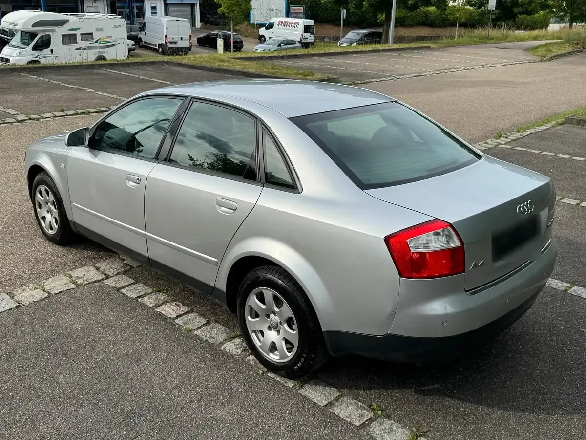 Gebraucht Audi A4 Basis 131 PS (96 kW) 2001 Silber Limousine