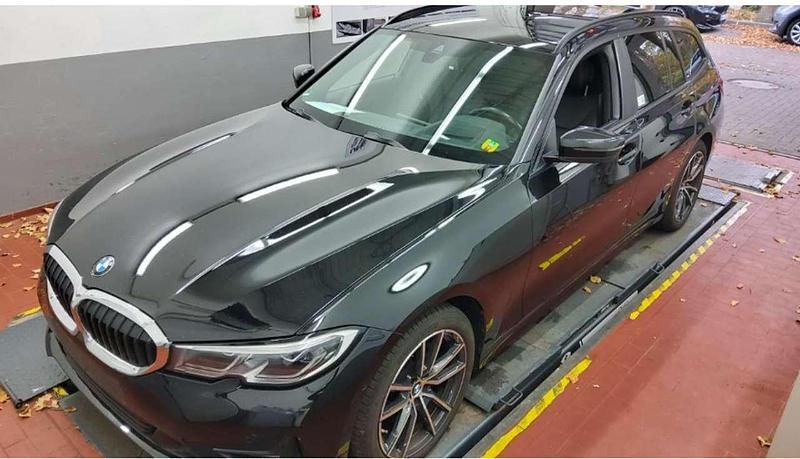 Schwarz Gebraucht 2021 BMW 320 Sport Line Kombi | 18.950 € (Superpreis) - Bild 1/4