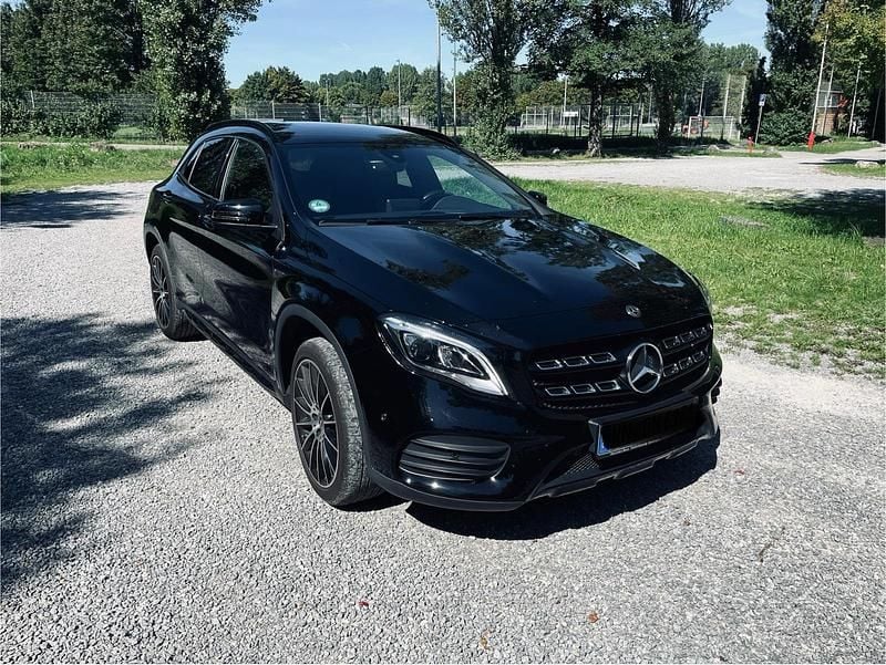 Schwarz Gebraucht 2018 Mercedes GLA200 AMG line SUV | 24.900 € (Teuer) - Bild 1/4