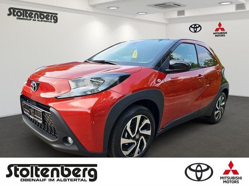 Chili red perleffekt/ night sky black Gebraucht 2024 Toyota Aygo Basis Kleinwagen | 18.480 € (Etwas zu teuer) - Bild 1/2