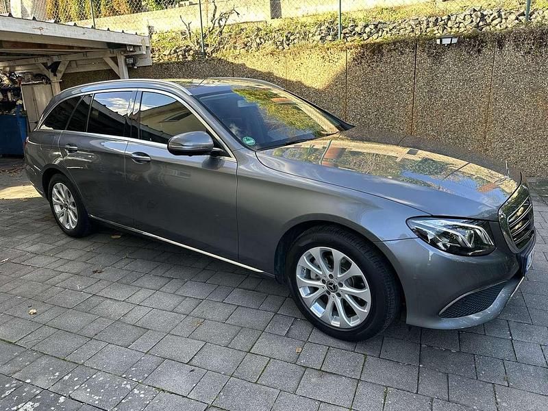 Grau Gebraucht 2017 Mercedes E220 Exclusive Kombi | 24.500 € (Guter Preis) - Bild 1/4