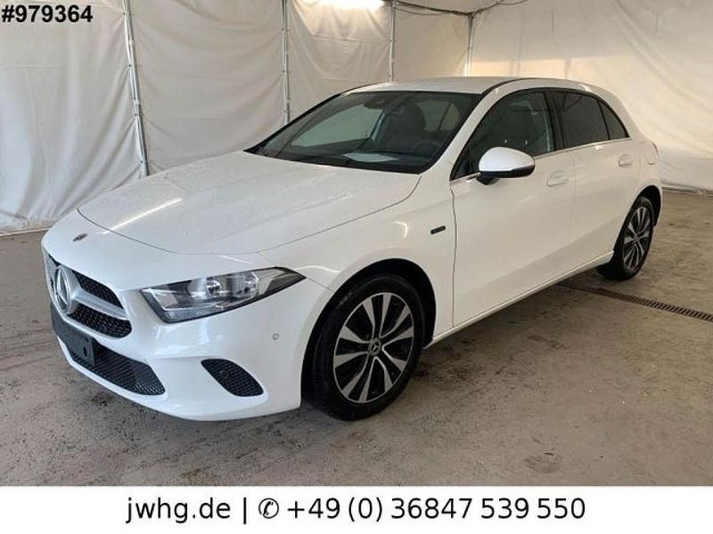 Polarweiss Gebraucht 2020 Mercedes A250 Style Limousine | 21.950 € (Guter Preis) - Bild 1/4