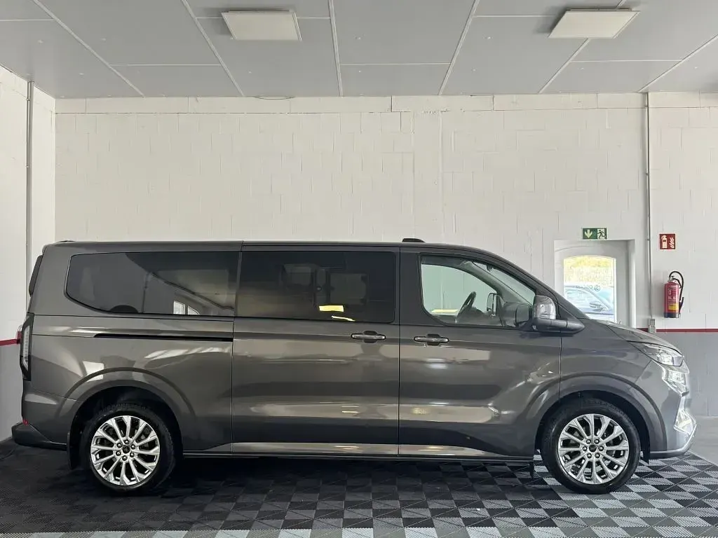 Gebraucht Ford Tourneo Titanium 170 PS (125 kW) 2024 Grau Van / Kleinbus