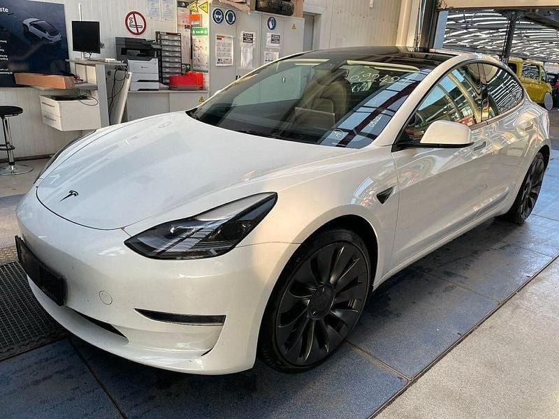Weiß Gebraucht 2022 Tesla Model 3 Performance Limousine | 28.980 € (Superpreis) - Bild 1/4